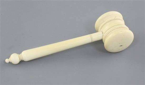 A Victorian turned ivory gavel, 5.25in.